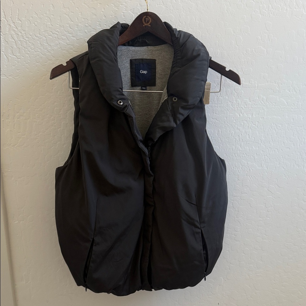 GAP Women's Dark Puffer Vest